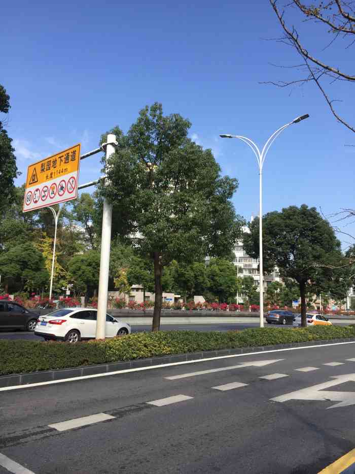 东湖路知音传媒公交站-"武汉每天不一样武汉地铁,交通都方便武.