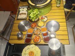 -山野的朋友露营炭火烤肉