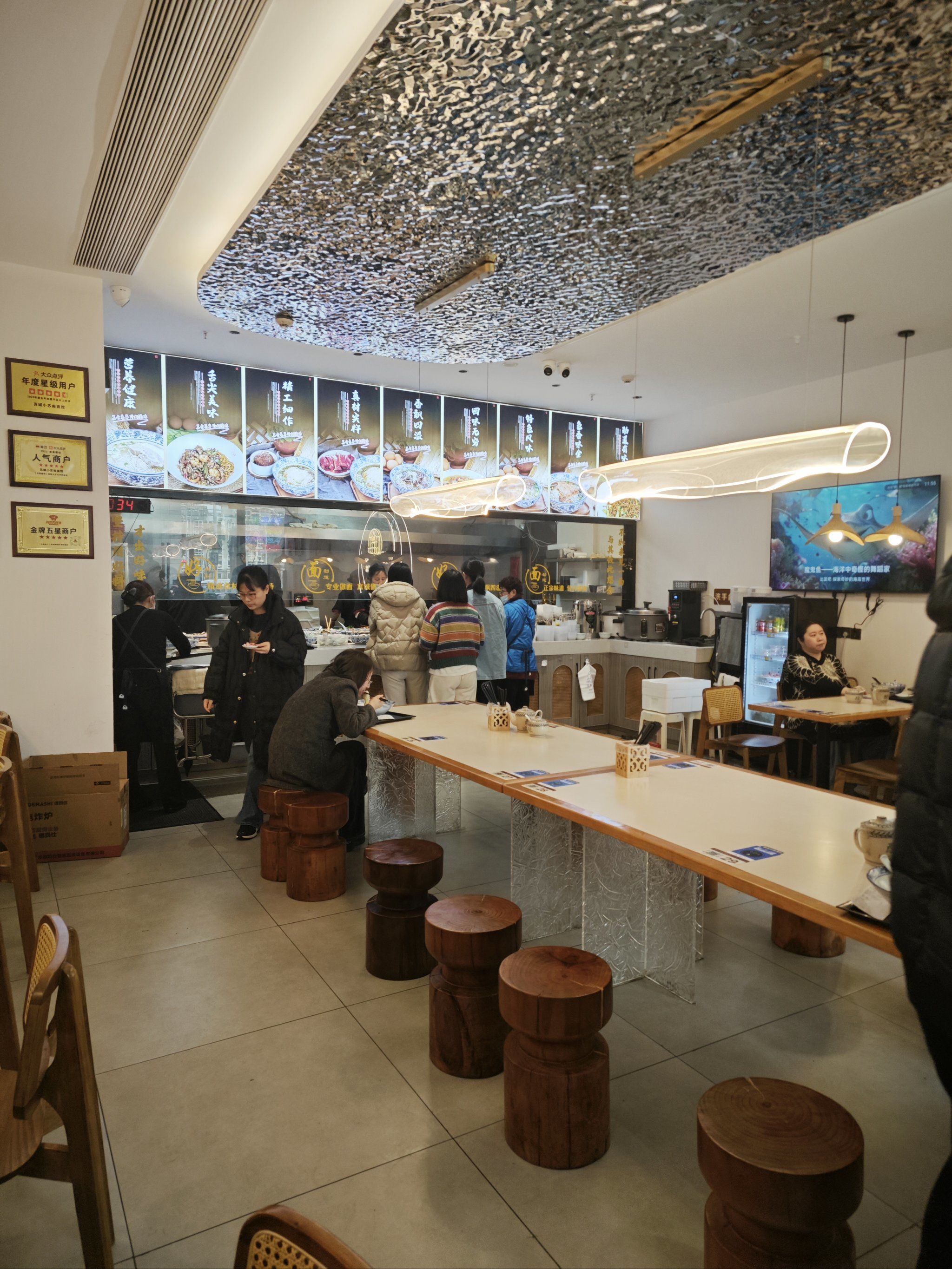 这家面条很不错,面有劲道,浇头也好吃,中