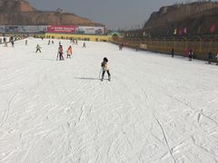 -采薇庄园四季滑雪场