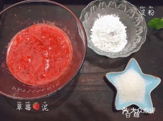 锅里倒入草莓泥加小半碗水，再倒入淀粉搅拌成糊状