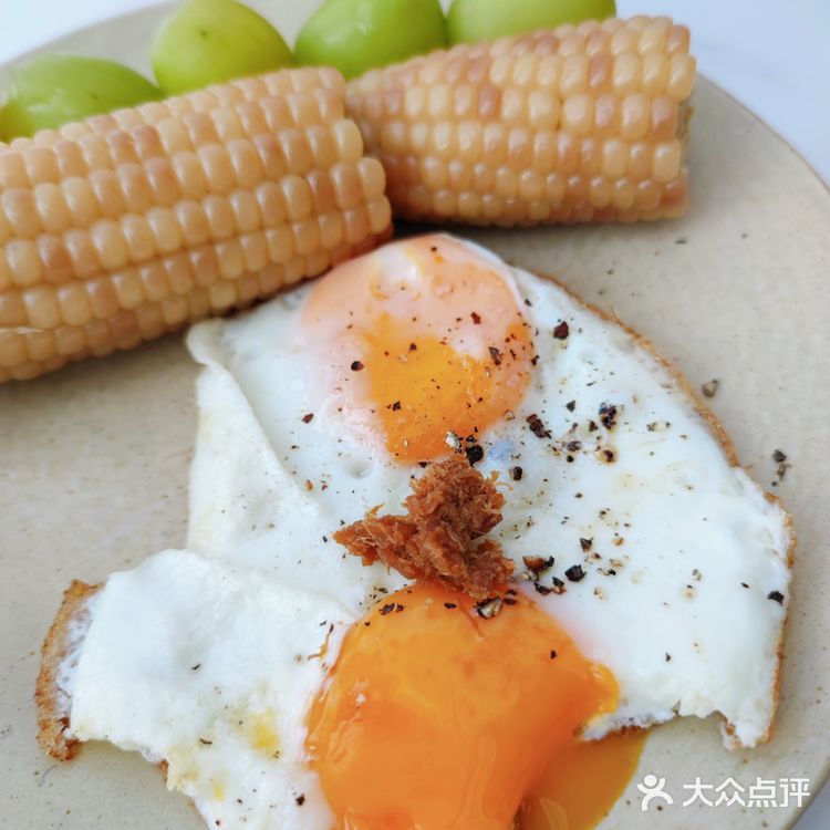 一人食早餐|小花糯玉米🌽*溏心蛋*阳光玫瑰*咖啡