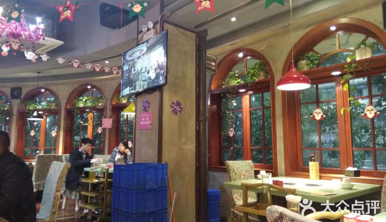 看环境，应该是喝咖啡的地吧，实际上是一个烫火锅的地儿