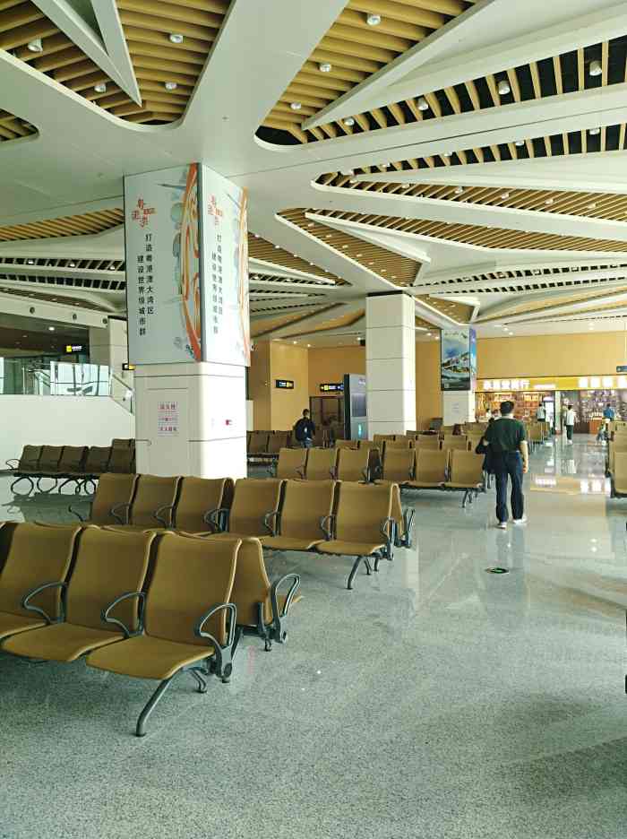 惠州机场很小,是军用机场改建成的,本来还想到机场可以吃肯德基麦当劳