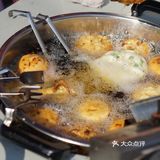 加盐等搅拌。再将调和好的面粉糊先倒一点再磨具里
