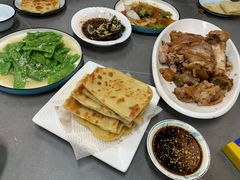 烙饼卷肘子-生活本该如此北京小馆(周庄嘉园店)