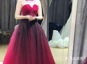 想要隆重一点,试了三件,长短正好的拖尾,蓬蓬的纱