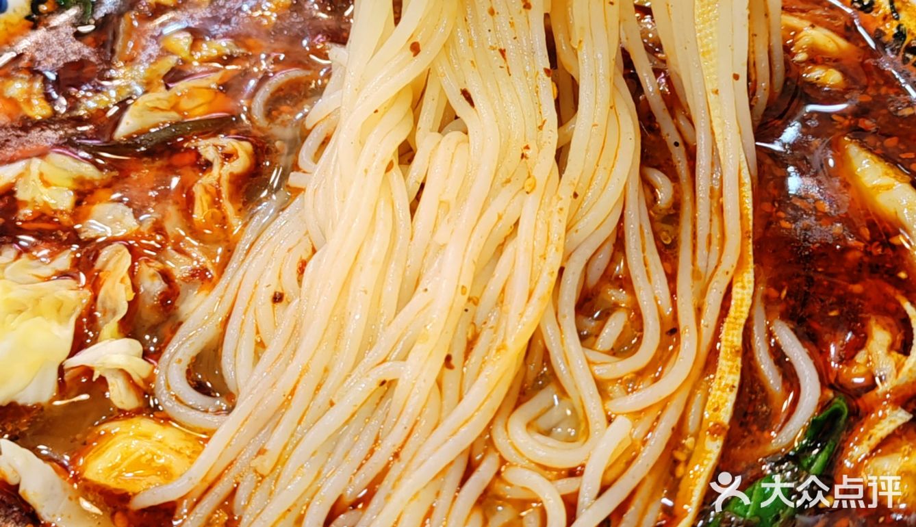 这米线的量大到让我【跪地求饶】[皱眉]