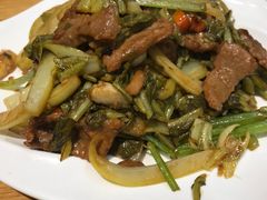 自制酸菜炒牛肉-宏记广东客家菜(丰汇店)