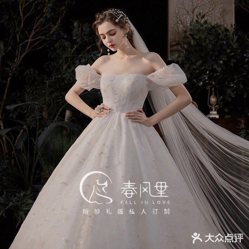 灯光的镜头是你纯色的裙摆