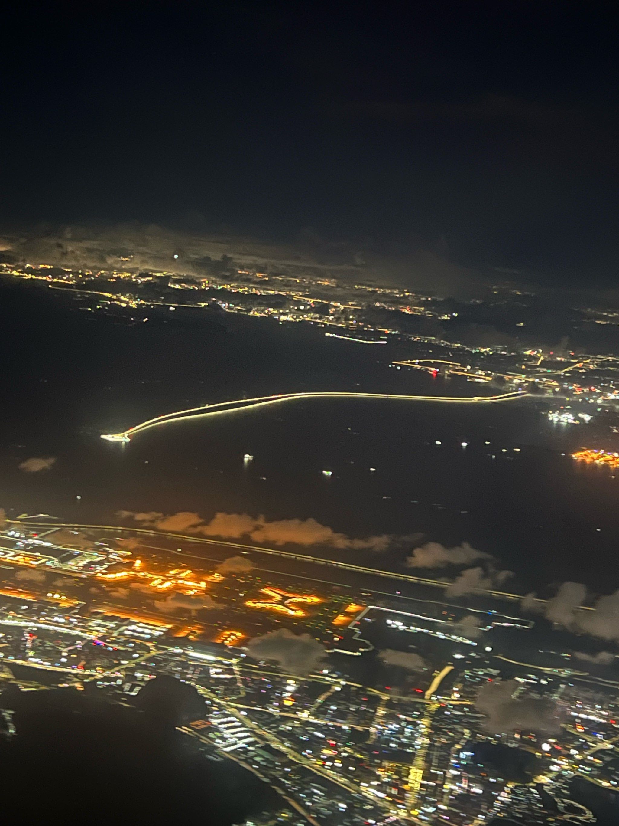 夜晚的飞机飞过海面