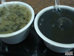 绿豆沙和芝麻糊汤圆-百花传统甜品店(原址店)