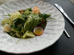 牛油果沙拉配油醋汁及烤核桃仁-恰餐厅CHAR Grill(北京三里屯洲际店)