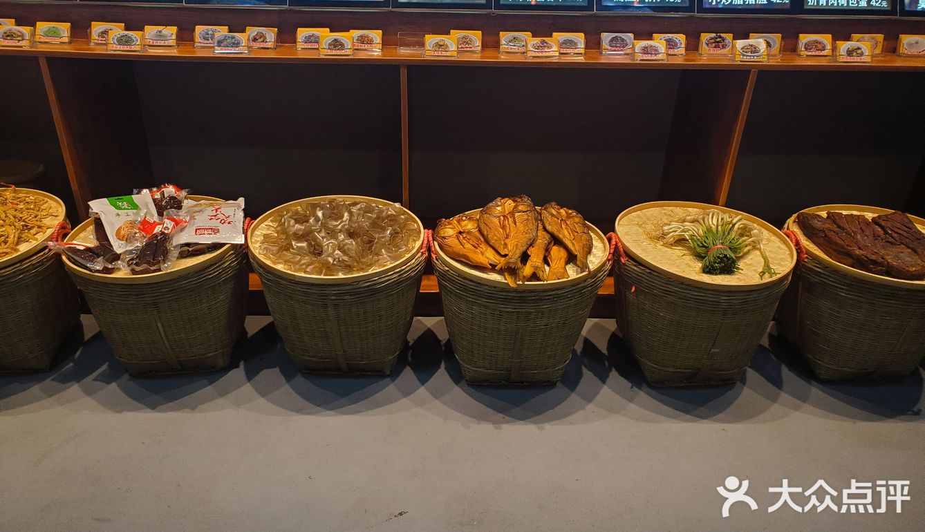 干净明亮，进门让人舒畅。服务：服务主动热情