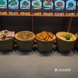 干净明亮，进门让人舒畅。服务：服务主动热情