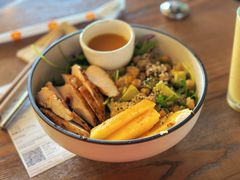 鸡肉牛油果芒果血橙酱色拉-Wagas沃歌斯(杭州黄龙万科店)