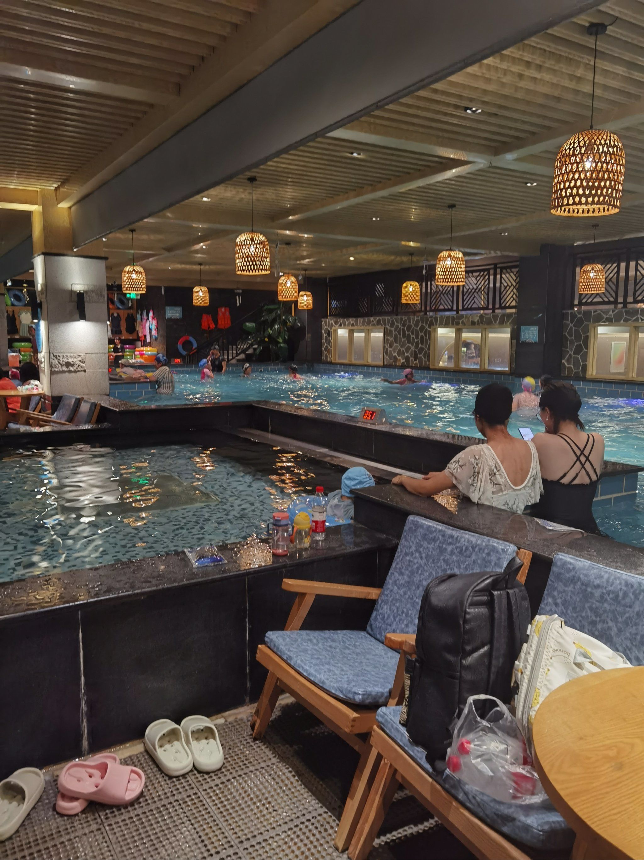 洗浴中心里游泳