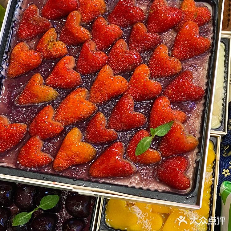 在深圳！！吃到了满满水果提拉米苏🤤