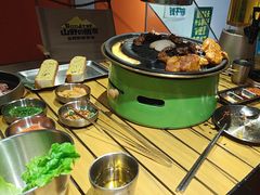 -山野的朋友露营炭火烤肉