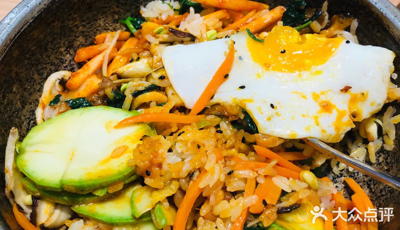 招牌的石锅拌饭配菜很丰富