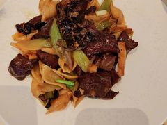 鸡枞菌炒牛柳粒-港丽餐厅(高德置地店)