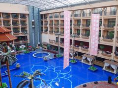 阳台外的泳池-稷泽·海丽宾雅温泉度假酒店