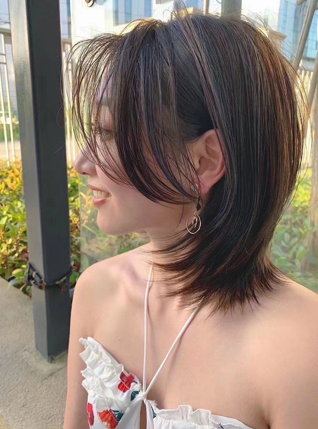 八字长刘海,让你正面看起来温柔～而侧面后方鲻鱼头,瞬间带点利落酷感