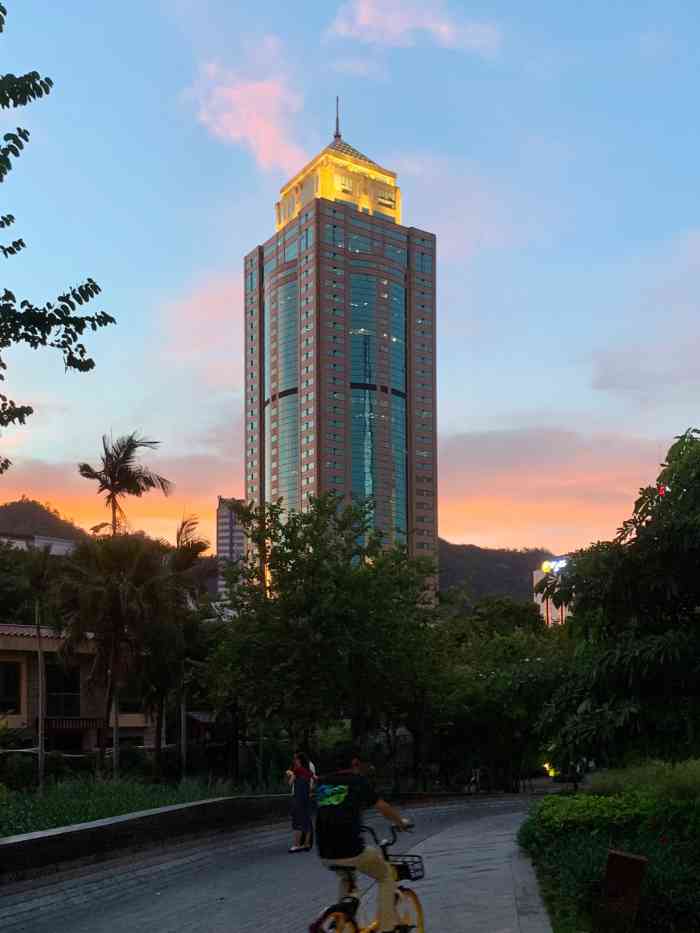 新时代广场-"不过是来这里办事,但新时代广场对己而言,.