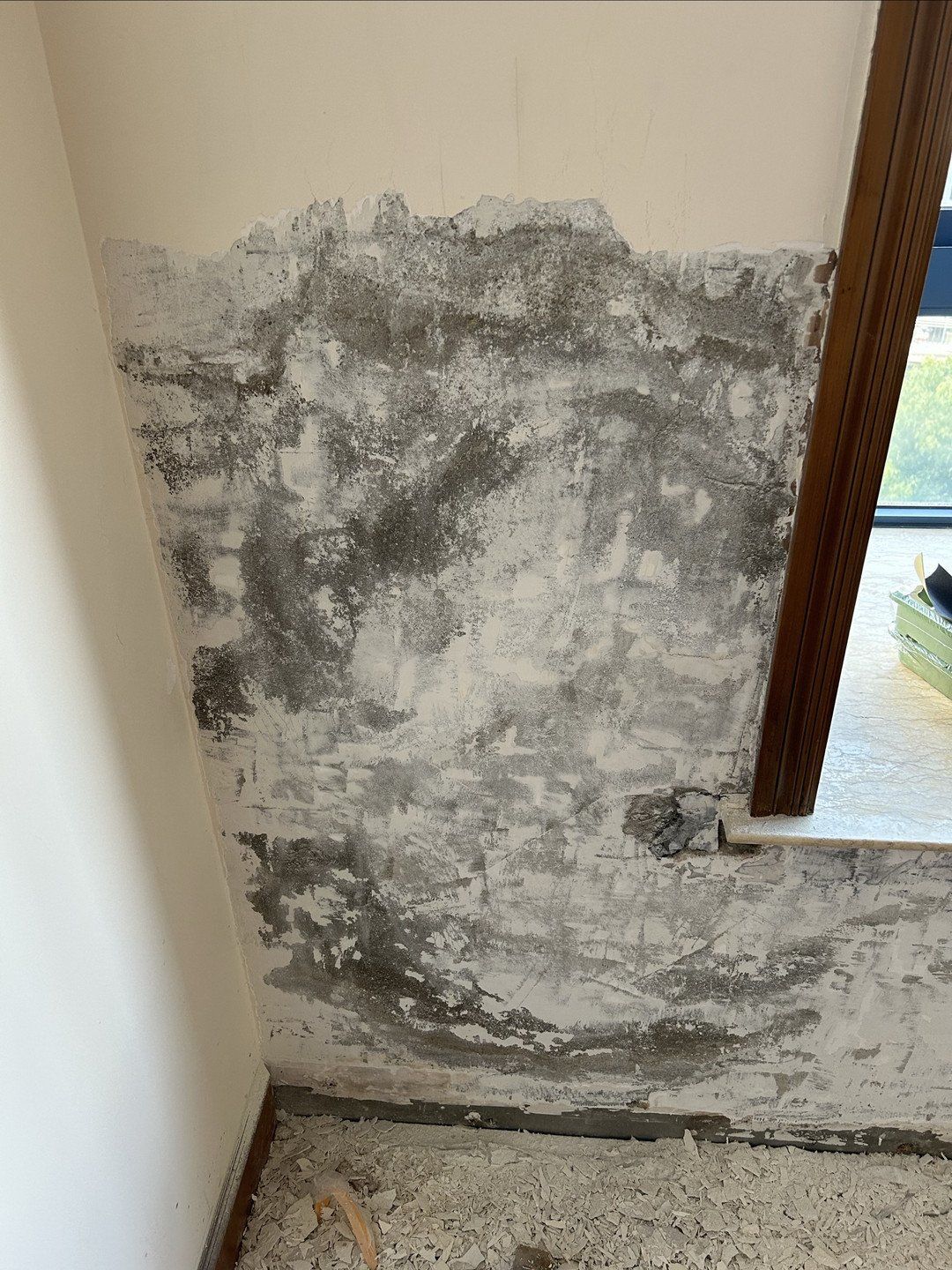 家里墙面有霉点,干脆把墙面都铲了
