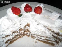 点缀了草莓的蛋糕-岷山饭店-芝芝自助餐厅