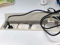 桌子上的网口插座等-广州图书馆