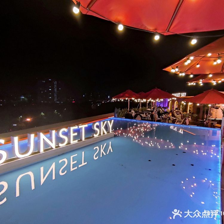 没赶上夕阳，但赶上了夜景和表演，凉爽的秋天在户外吃饭[牛排]。