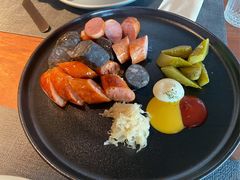 烤肠拼盘配酸黄瓜-West10 西拾·西餐厅·创意菜(未来科技城店)