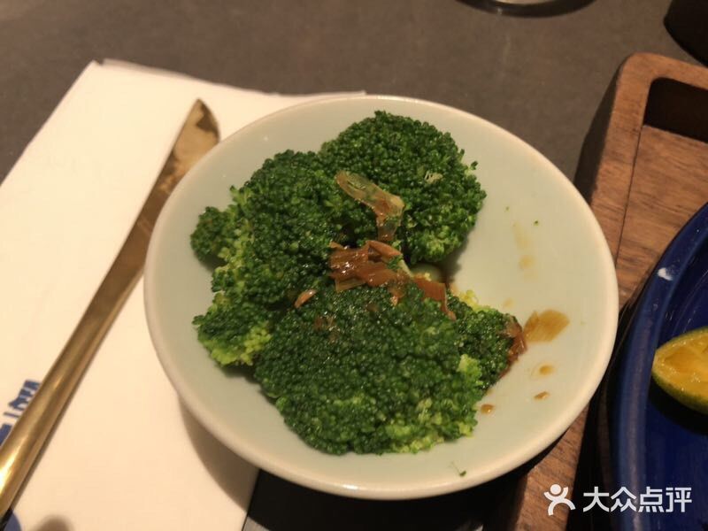 西兰花搭配了他家特制的酱汁 味道适中清爽