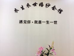 -觅白婚纱礼服馆