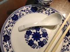 餐具摆设-方国老头包子·39年威海本地老字号•小船海鲜疙瘩汤