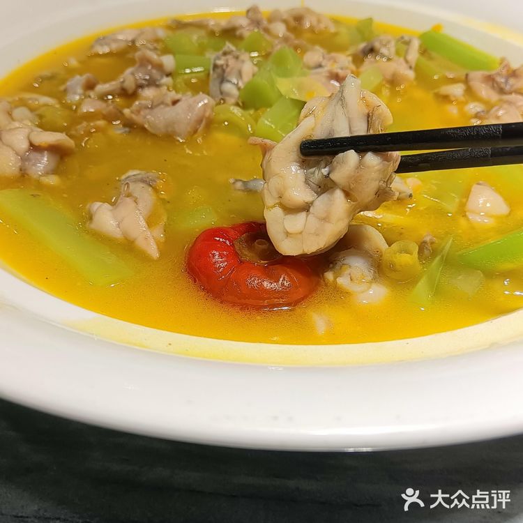 一百块就能吃到原价两百多的菜,四菜一果盘,两也足足的