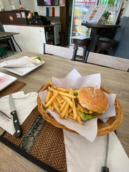 burger house-"服务员态度很好,不过不会中文的噢,我们英.