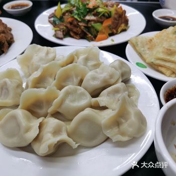 酷暑难耐的夏晚，偷个小懒，和娃娃在楼下吃东北饺子跟东