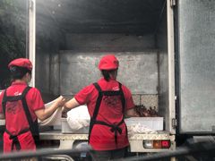 阿姨们在搬运鸭子-王浩儿纪六孃甜皮鸭(乐山总店)