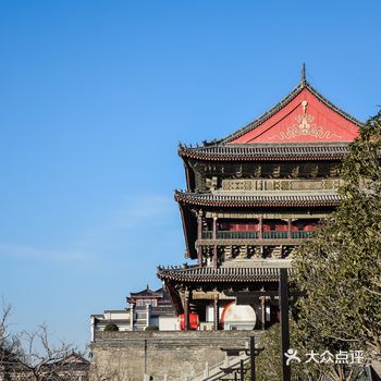 我就上了一层，外面一圈是摆的大鼓