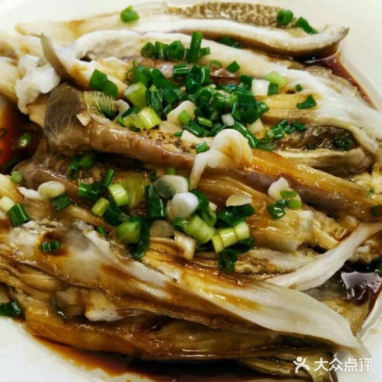 夏季快手菜—葱油茄子 食材清单： 茄子2个 葱一根