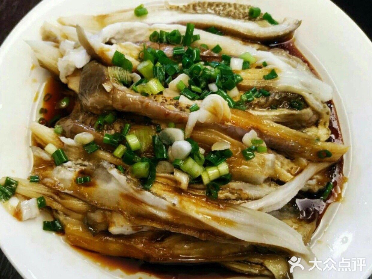 夏季快手菜—葱油茄子 食材清单： 茄子2个 葱一根