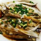 夏季快手菜—葱油茄子 食材清单： 茄子2个 葱一根