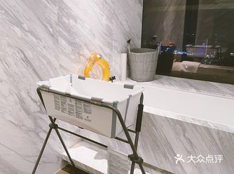 我选择了大的套房，能看到江景和城景，视野一级棒