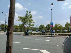 -奕欧来上海购物村停车场