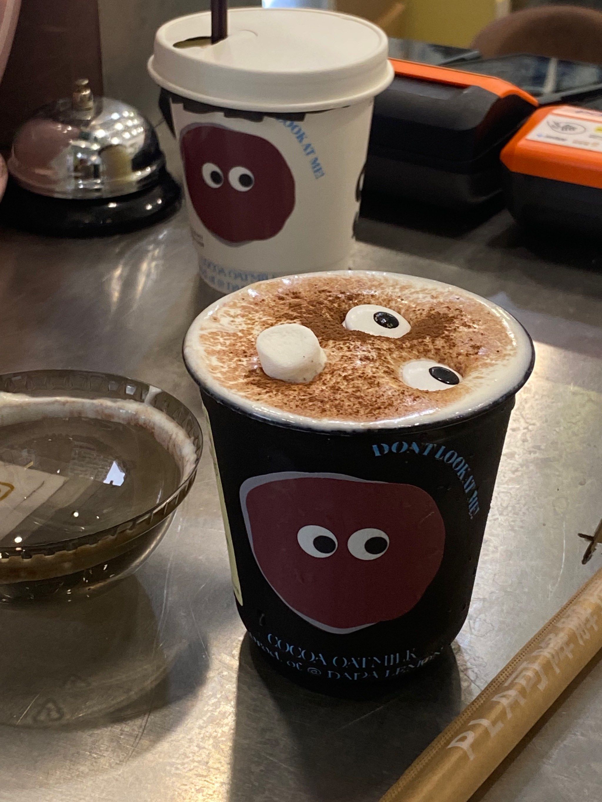 新出了一款好可爱的饮品-黑眼豆豆热可可
加了燕麦奶,好喝又健康