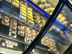 面包甜点陈列柜-乔哥铭洋海鲜自助(皇城恒隆广场店)