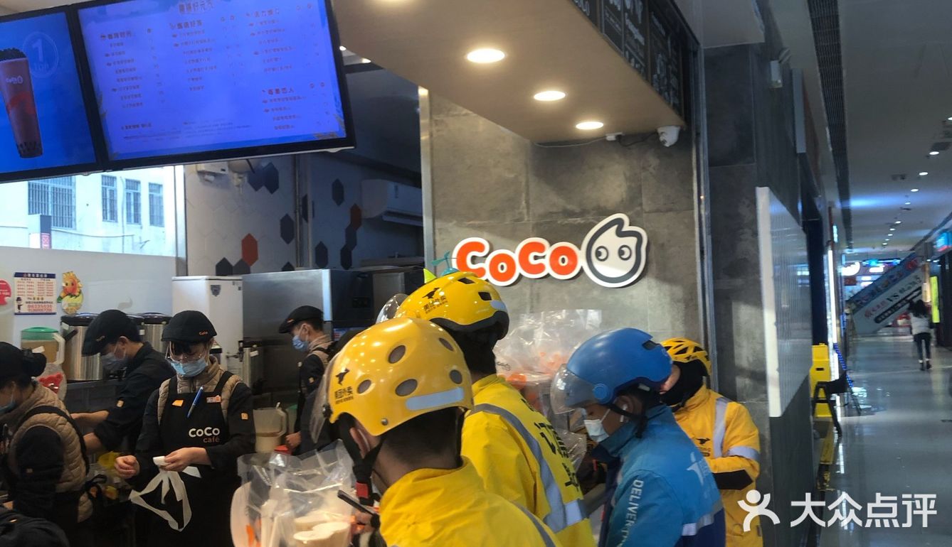 刚好是下午四点多,很多美团外卖的人在等着 - 吃喝玩乐精选