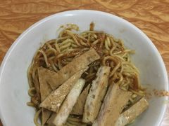 -松树干拌面店